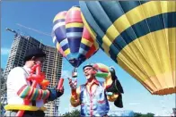  ?? GHOFUUR EKA/JAWA POS ?? HIBURAN ANYAR: Suasana persiapan penerbanga­n balon udara di Grand Sungkono Lagoon kemarin pagi (16/4).