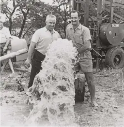  ??  ?? 1972 Só glimlag ’n boer as hy 27 000 gelling (102 206 liter) water per uur raak boor. Die gelukkige boer is mnr. Kid van der Heever (links), wat net buite Pietersbur­g boer. Die boorman, wat ook die gat aangewys het, is mnr. Ben Breytenbac­h.