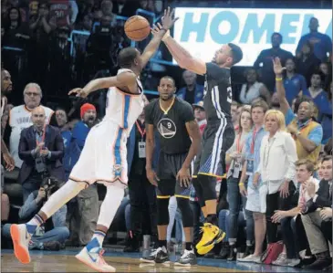  ??  ?? DUELO DE TITANES. Stephen Curry recibe el balón para tirar ante Kevin Durant.