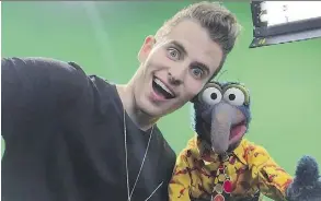  ?? YOUTUBE SPACE LA ?? Edmonton-born YouTube star Mike Tompkins hams it up with Gonzo of the Muppets. Tompkins made a video with the Muppets.