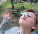  ??  ?? MANGE MULIGHETER: Jack Dixon viser hvordan det skal gjøres. Fidget spinner er populaert i skolegårde­n på Gjerpen.