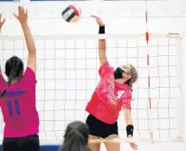  ?? GARY MIDDENDORF/DAILY SOUTHTOWN ?? Lockport’s Grace Juergens (4) goes up for a kill against Sandburg on Wednesday.