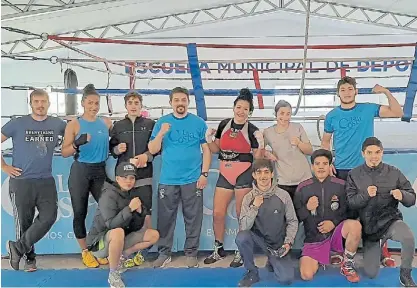  ??  ?? Pre pandemia. Junto a alumnos y profes de boxeo en la primera Escuela Municipal que abrió en Virreyes.