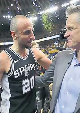  ?? (AP) ?? Felicitaci­ones. “Manu” recibió el reconocimi­ento de Steve Kerr.