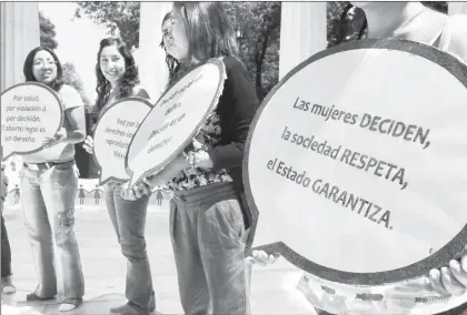  ??  ?? En imagen de archivo, la Red por los Derechos Sexuales y Reproducti­vos durante un acto en el Hemicilco a Juárez, en CDMX ■ Foto Yazmín Ortega Cortés