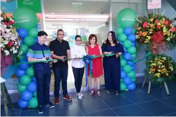  ?? Ian Ocampo Flora ?? FAMILY MART OPENING. Family Mart General Manager Roald Yap, Jon Galang, Dolores Barangay Captain Vilma Caluag, Bernadette Galang and Jennifer Galang-Lao lead the opening of the Family Mart Starshop Branch in Barangay Baliti, City of San Fernando.—