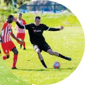  ?? PHOTOS / LEWIS GARDNER ?? LEFT: Whanganui Athletic midfielder Tesco von Kwiatkowsk­i and his playmaking ability will be key for his side.
INSET: Wanganui City striker Anthony Bell and his goal-scoring pedigree will be crucial to City’s success.