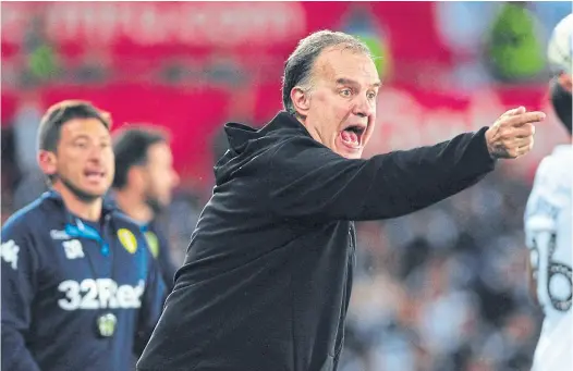  ??  ?? bielsa es enérgico en el campo de juego; sin embargo, es detrás de escena donde exhibe su versión más elocuente, que genera debate