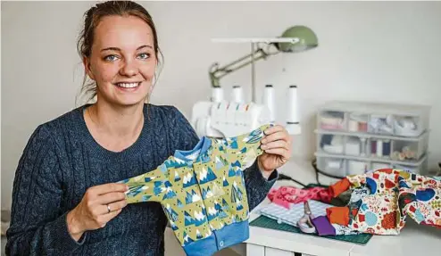  ?? TRAUSSNIG ?? Nadja Goritschni­g näht Bodys, Hosen, Mützen oder Strampler für Frühchen ausschließ­lich aus Stoffreste­n