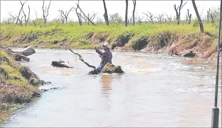  ??  ?? La laguna Agropil está rebosante de agua y peces. El Pilcomayo riega generosame­nte el lugar, luego de la sequía.