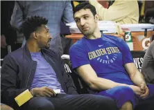  ?? Gabrielle Lurie / The Chronicle 2018 ?? Leandro Barbosa (left) chats with exWarrior Zaza Pachulia. Barbosa hopes teammates try his favorite green liquid.