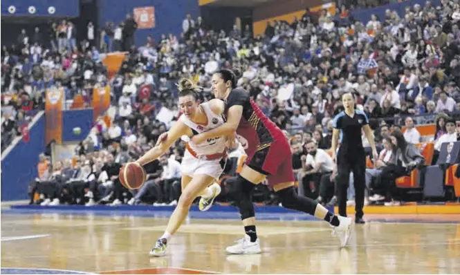  ?? FIBA ?? Vega Gimeno intenta robar el balón a Marina Mabrey en el partido disputado en Mersin, en Turquía.
