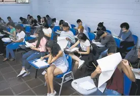  ?? FOTOS CÉSAR BOLÍVAR ?? Un grupo de estudiante­s, ayer, durante el examen en la sede norte de Uniatlánti­co.