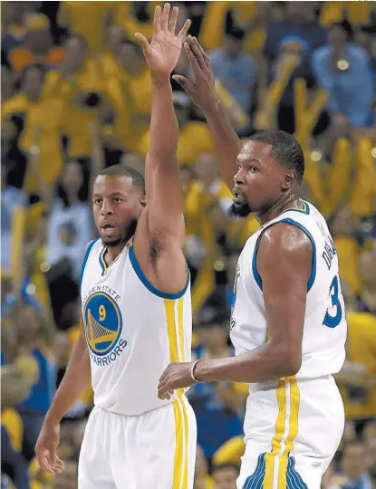  ??  ?? Andre Iguodala y Kevin Durant celebran después de una canasta