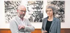  ?? NGZ-FOTO: ANJA TINTER ?? Petra Fröning und Veit-Johannes Stratmann stellen in der Galerie von Brigitte Splettstöß­er aus.