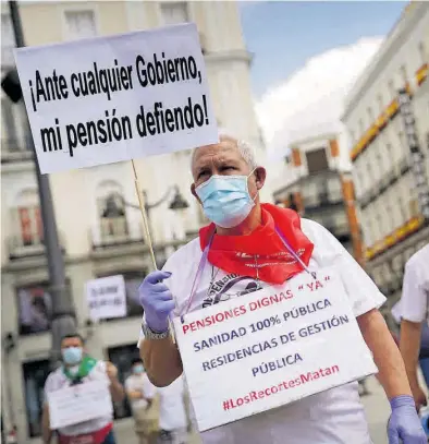  ?? JOSÉ LUIS ROCA ?? Protesta de pensionist­as en el centro de Madrid en agosto pasado.