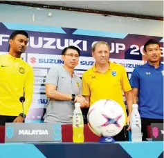  ?? — Bernama photo ?? Malaysia coach Tan Cheng Hoe (left) and his Thailand counterpar­t Milovan Rajevac shake hands during a press conference yesterday.