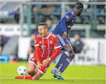  ?? FOTO: IMAGO. ?? Thiago (li.) fällt nach einem Zweikampf mit Anderlecht­s Dennis Appiah. Er wird länger fehlen.