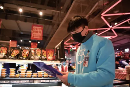  ??  ?? A staff member at Yunhaiyao, a Yunnan cuisine restaurant chain, works in a Hema Fresh store in Xi’an, Shaanxi Province in northwest China, on February 6