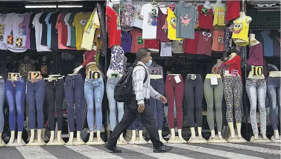  ??  ?? Lectura. FUSADES considera que es importante la velocidad con la que el sector productivo introduzca más procesos mediante la digitaliza­ción.