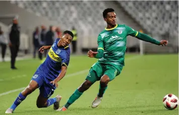  ?? RYAN WILKISKY BackpagePi­x ?? GIFT LINKS loses possession after being challenged by Tebogo Sodi at Cape Town Staidum on Saturday. |