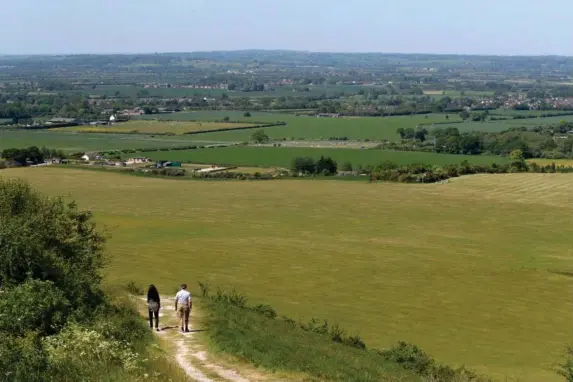  ?? (Getty) ?? Members of the public take a walk across the Chiltern Hills