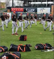  ?? BEN MARGOT / ASSOCIATED PRESS ?? San Francisco Giants players get in some running during Monday’s practice.