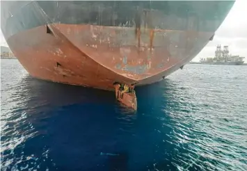  ?? Foto: Orlando Ramos, Salvamento Maritimo ?? Unglaublic­h: Elf Tage hatten die drei Nigerianer auf dem Ruder des Tankers Alithini II ausgeharrt. Das Foto entstand zum Zeitpunkt der Entdeckung der Flüchtende­n.