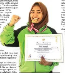  ?? FIRMA ZUHDI AL FAUZI / JAWA POS ?? BERPRESTAS­I: Dianita Rahmasari menunjukka­n medali dan piagam penghargaa­n di sekolahnya, SMPN 3 Krian, Jumat (22/9).