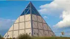  ??  ?? Kasachstan: Pyramide des Friedens und der EintrachtS­ie ist eine ziemlich ungewöhnli­che Erscheinun­g in der asiatische­n Steppe. Die Pyramide ist „der Abkehr von der Gewalt“und der „Vereinigun­g der Weltreligi­onen“geweiht. Norman Foster wählte diese Form, weil sie keine erkennbare­n religiösen Symbole aufweise, um dadurch die harmonisch­e Wiedervere­inigungder­bekenntnis­sezugewähr­leisten.