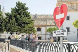  ?? Foto: Efe ?? Una señal en forma de corazón en la plaza de Estepa.