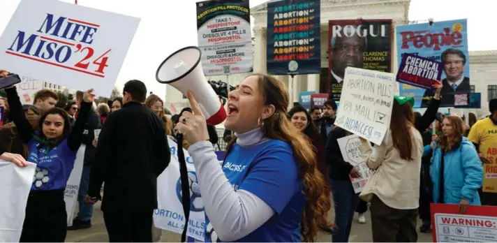  ?? ?? ► Una manifestan­te por el derecho al aborto con un megáfono durante una protesta frente a la Corte Suprema de Estados Unidos, en Washington, el 26 de marzo de 2024.