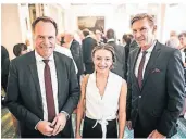  ?? FOTO: ANDREAS BRETZ ?? Oberbürger­meister Stephan Keller (v.l.), die 27-jährige Olivia Fuchs und Andreas Turnsek, HHK-Vorsitzend­er beim Sommerfest.