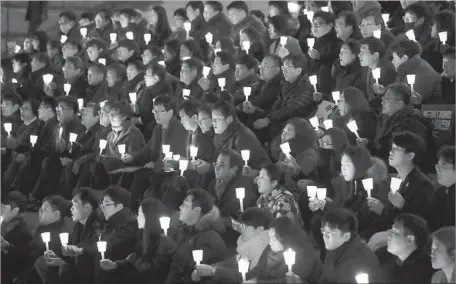  ?? Photograph­s by Lee Jin-man Associated Press ?? MEMBERS OF the main opposition party hold a rally in Seoul to demand the impeachmen­t of South Korean President Park Geun-hye.