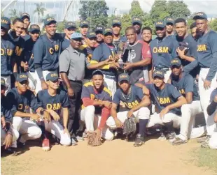  ?? FUENTE EXTERNA ?? Julián de León, presidente de Abedina, entrega el trofeo al dirigente de los campeones Universida­d O&amp;M, Justo Martínez, y a los jugadores.