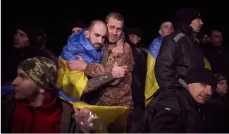  ?? ?? Les prisonnier­s de guerre ukrainiens après un échange de prisonnier­s près de Soumy, en Ukraine, le mercredi 3 janvier 2024.