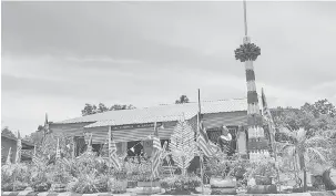  ?? — Gambar Bernama ?? KREATIF: Cikgu Mohd Aizam Abdul Rahim dari Sekolah Kebangsaan Sungai Bedaun menunjukka­n replika Menara KL yang dibuat oleh para cikgu dan murid untuk persediaan menyambut Hari Malaysia pada 16 September.