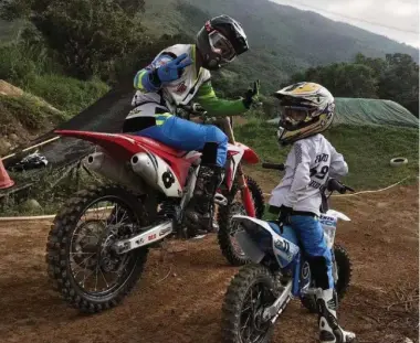 ??  ?? Adrián con su hijo Enzo Garrido, que ha heredado de su padre la pasión por el deporte y las motos.