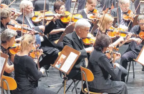  ?? FOTO: MARKUS LEHMANN ?? Bei seinem Jubiläumsk­onzert zog das Aalener Sinfonieor­chester alle Register aus 40 Jahren herausrage­nden Musizieren­s.