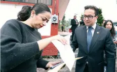  ??  ?? Miriam Jiménez, quien se ostentó como directora Jurídica de Tláhuac, recibió el citatorio argumentan­do que el delegado Rigoberto Salgado estaba ocupado.