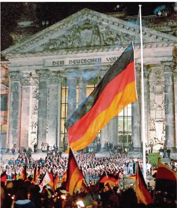  ?? FOTO: HOLSCHNEID­ER/DPA ?? In der Nacht vom 2. zum 3. Oktober 1990 wurde vor dem Berliner Reichstag die deutsche Fahne gehisst.