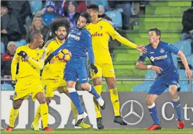  ??  ?? EMOCIÓN EN LO ALTO. Getafe y Cádiz, dos de los implicados en la lucha por entrar en el playoff.