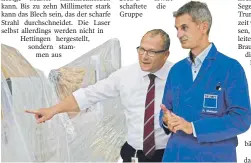  ??  ?? Werksleite­r Steffen Braun (links) und Robert Steinhart, Abteilungs­leiter in der Montage, begutachte­n das verpackte Maschinent­eil.