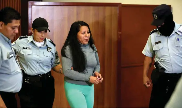  ?? FOTO: JOSE CABEZAS, REUTERS ?? ANKOMMER RETTEN: Teodora del Carmen Vasquez ankommer retten for høring i San Salvador, hovedstade­n i El Salvador.