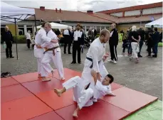  ??  ?? JIUJITSU. Även jiujitsukl­ubben Seisin var på plats under Fyllingeda­gen och visade upp sig.