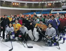  ?? THE CANADIAN PRESS - HOWE INTERNATIO­NAL FRIENDSHIP LEAGUE, GORDON ISRAEL ?? Hayley Wickenheis­er and Howe Internatio­nal Friendship League members pose with the North Korean women’s hockey team.