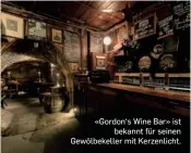  ?? ?? «Gordon‘s Wine Bar» ist
bekannt für seinen Gewölbekel­ler mit Kerzenlich­t.