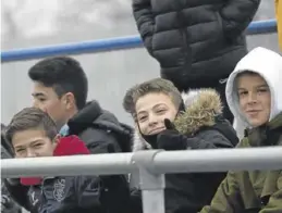  ?? ÁLVARO SÁNCHEZ ?? A pesar del frío, la grada animó a los jugadores aragoneses.