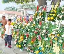  ?? / GUSTAVO GARCÍA ?? PÁNUCO, Ver., Octubre 18. Cae la venta de flores en el panteón debido al Covid19.