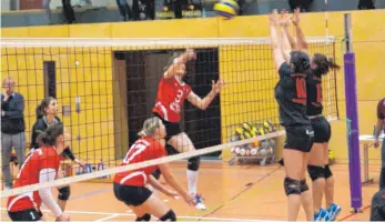  ?? FOTO: PRIVAT ?? Der SV Horgenzell, hier ein Angriff von Anja Klimsa (3), gewinnt in der Oberliga sein Heimspiel gegen Schwäbisch Gmünd mit 3:0.